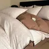 Algodão puro, espessado, tecido escovado, conjunto de cama de quatro peças com borda festonada, apresentando um design simples listrado, e uma versão mais grossa para outono e inverno