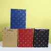 Saco de Embalagem para Presente Artesanal de Camada Dupla Estampagem a Quente Papel Relevado Sacola de Compras Pronta para Uso Atacado Quadrado Saco para Presente com Estampagem a Quente