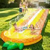 Colchoneta de Juego Acuático para Césped con Doble Tobogán de Piña para Venta al por Mayor, Colchoneta Acuática de Entretenimiento para Múltiples Personas, Aspersor, Colchoneta de Surf para Dos Personas