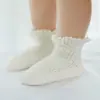 Meias de Bebê Verão Malha Respirável Finas Meias de Bebê Algodão Penteado Meias de Laço Infantis Meias de Cano Médio Meias de Renda