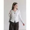 Camiseta blanca de manga larga con cuello semiabierto, extremadamente elegante para mujer, nuevo modelo principios de otoño 2026, diseño ajustado, adecuada para usar en capas