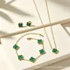 Conjunto de três peças mais vendido internacionalmente: Colar de ouro 18k, não desbota, com trevo de quatro folhas e dez flores, apresentando um estilo de luxo leve e um design sofisticado de gola francesa