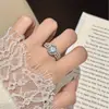Joyería de Plata de Ley 925 Anillo Redondo para Mujer, Venta al por Mayor Anillo de Boda de Seis Garras Completamente Diamantado Micro-Pavimentado de Moissanita de 2 Quilates
