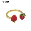 Wt-Rf009 Novo Anel Aberto de Latão com Design de Morango de Duas Cabeças Exportação Venda Quente Joia Diária para Meninas