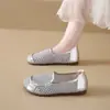 Respirável sem cadarço sola macia novo estilo superfície macia sapatos para dirigir malha trançada perfurados sapatos femininos casuais 2026 confortável verão