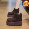 Botas de algodão quentes com veludo espesso, sola grossa, botas curtas que aumentam a altura, sapatos grandes de algodão para mulheres, novo estilo 2026, moda de inverno, botas de neve