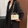 2026 Principios de Primavera Nuevo Acolchado de Diamantes Cadena Pequeña de Bolas Doradas Bolso Cuadrado Pequeño Estilo Cuadrado Pequeño de Camelia Bolso de Mano para Hombro Transfronterizo para Mujer