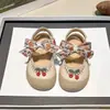 Sandalias para Niñas Verano 2025 Nuevo Estilo Zapatos de Verano para Niños Niña Bebé Estilo Princesa Lindo Verano Suela Suave Zapatos de Punta Cerrada