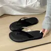 Chanclas de plataforma tipo flip-flop de alta gama para mujer, para usar al aire libre, nuevo estilo verano 2026, versátiles con faldas, suela suave, sandalias antideslizantes