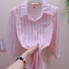 Camisa Listrada Estilosa para o Dia a Dia com Mangas Três Quartos para Mulheres 2026, Design de Verão Jovem e Moderno, Roupa Feminina Emagrecedora e que Valoriza o Corpo