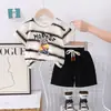 Traje de Moda de Manga Corta de Verano para Niños Nuevo de Moda Rayas Perro Cuello Redondo Manga Corta Conjunto de Dos Piezas para Niños Pequeños y Medianos