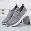 Sapatos de Pano Velho de Pequim para Mulheres 2026 Novo Modelo Transfronteiriço para Mães de Meia-Idade e Idosas, Sapato Casual Respirável Slip-On de Solado Macio para Exportação