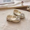 Sapatilhas de ballet femininas estilo francês com bico quadrado, novo modelo primavera-verão 2026, com strass, design de calçar, adequadas para combinar com saias, sapatos infantis de sola macia