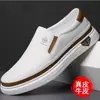 Tênis branco masculino para primavera e outono, sapatos casuais da moda masculina 2026, design slip-on, antiderrapante, sola macia, sapatos da moda