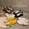 ¡En stock, se envía inmediatamente! Zapatillas casual de cuero versátiles, con cordones, punta redonda, temática de uvas, zapatillas de entrenamiento alemanas para mujer que aumentan la altura