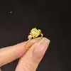 Anillo Fresco Verde Esmeralda para Mujer 2025 Nueva Moda Joyería de Lujo Accesible para Mujeres Anillo Exquisito de Dedo Índice Japonés y Coreano de Gama Alta