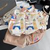 Roupas de Verão da Moda para Meninos 2025 Nova Camisa Estampada de Desenho Animado de Casinha Pequena para Menino de Manga Curta Conjunto de Duas Peças Roupa Infantil