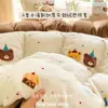 Nuevo juego de ropa de cama de cuatro piezas de grado A para 2026, seguro para bebés, con forro de felpa, engrosado, de terciopelo de leche y suave, cálido, con un estampado fresco y ligero para uso doméstico