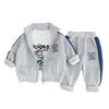 Roupa de Primavera para Meninos Roupa Infantil Nova Terno para Meninos Primavera Estilo Ocidental Moda Primavera Infantil Tamanho Pequeno e Médio Roupa Esportiva Três Peças Tendência