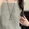 Colar com Pingente Redondo Plissado de Metal Retro Francês Corrente para Suéter com Toque de Luxo Leve High-End Elegante Exquisito Versátil