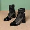 Botas de moda em malha de salto alto, botas curtas versáteis e estilosas para mulheres, verão 2026, bico quadrado, novo design vazado em couro envernizado