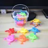 Juguete de rana de plástico de color nostálgico de los 80, clásico de la infancia, rana saltarina, súper ventas, juguetes de escritorio para niños