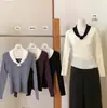 Blusa de tricô com gola V estilo francês, justa, color block, para mulheres, nova moda 2026 versão coreana, elegante e versátil, blusa que afina