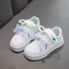 Novos Sapatos Infantis Primavera e Outono Tênis Brancos Versáteis para Meninas Moda Casual Esportiva Tendência Nicho Estudantil Mocassins