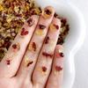 Venta al por mayor, gran oferta, joyería luminosa de resina para uñas de estilo dorado y rojo, con diseño de mariposa de dibujos animados, para manualidades, para usar en uñas hechas a mano.
