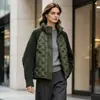 Jaqueta acolchoada de tricô patchwork de alta qualidade para mulheres, moda de inverno 2026, gola alta, quente, pluma de pato branca, top casual, moderno