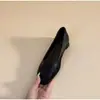 Sapatilhas tecidas confortáveis de salto baixo estilo francês para mulheres, nova coleção de moda outono 2026, sapatos de couro de bico quadrado e boca rasa, sapatos versáteis de vovó