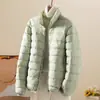 Chaqueta de Algodón Rellena de Plumas Marca de Moda para Mujer Ligera Corta 2023 Cuello Otoño e Invierno Nueva Ajustada Ligera Cálida Chaqueta Blanca de Felpa