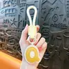 Llavero Creativo de Cuero con Letra Inglesa Colgante para Bolso Dopamina Accesorios Adorno Regalo Llavero de Coche