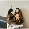 Bolso de mezclilla con estampado de leopardo para mujer, gran capacidad, nuevo bolso casual de hombro o axila para otoño e invierno 2026, bolso tipo empanada para ir al trabajo