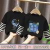 Camiseta de manga comprida falsa de duas peças para meninos, novo estilo primavera e outono 2026, camiseta básica para crianças de tamanho médio e grande, roupa de outono com top de retalhos listrado