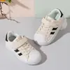 Sapatos Infantis 2026 Novos Modelos Primavera e Outono Tênis Esportivos para Bebês Sapatos Casuais para Meninas Tênis Sapatos Brancos de Solado Macio para Meninos