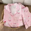 Promoción de transmisión en vivo de primavera: pijama nuevo para mujer, con un cárdigan de doble capa y cuello estiloso, estampado creativo y sencillo de nubes, y suave tejido de algodón de manga larga