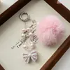 Otoño e Invierno Bola de Pelo de Conejo Real Cuero Arrugado Perla Bolso Colgante Llavero Completo de Diamantes Lazo Cadena para Funda de Teléfono Móvil de Cristal