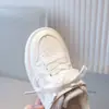 Zapatillas blancas para niñas 2026 nuevo modelo primavera y otoño zapatos para niños zapatillas deportivas blancas zapatillas de caña baja zapatos para el rendimiento escolar