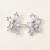 Pendientes Populares de Flor de Cinco Hojas Transfronterizos, Pendientes Exquisitos de Zirconia, Lujo Ligero, Sensación de Alta Gama, Versátiles para el Viaje Diario, Pendientes de Comercio Exterior