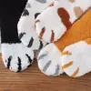Calcetines de suelo para casa de felpa de coral con garra de gato de la suerte bordada de dibujos animados sin pelo, calcetines de dormir cálidos de medio terciopelo para otoño e invierno