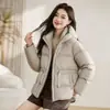 Chaqueta de Plumón con Capucha Estilo Nuevo Invierno 2026 para Mujer de Longitud Media Cintura Adelgazante Plumón de Pato Blanco Abrigo Cálido Elegante para el Trabajo