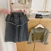 Conjunto de duas peças para meninas: camisa base de manga longa com barra desfiada e calça jeans com barra franzida, novo estilo casual primavera/outono 2026, camiseta infantil