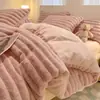 Conjunto de Roupa de Cama Espesso de Veludo Leiteiro de Inverno com Quatro Peças Lençol de Cama de Veludo Pelúcia de Coelho Capa de Edredom Roupa de Cama de Três Peças para Dormitório de Veludo Coral