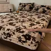 Set de cuatro piezas de lujoso estampado de leopardo en terciopelo de leche, engrosado y cálido, ropa de cama de invierno, sábana bajera, colcha de terciopelo de conejo