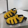 Sandálias Femininas Fechadas Tendência Designer de Nicho 2026 Verão Novas Planas Casuais Sapatos Feios-Fofos Gaiola de Porco Sapatos Romanos Femininos