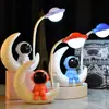 Nueva Lámpara de Mesa Pequeña de Astronauta Luz de Noche LED para Mesita de Noche de Dormitorio de Estudiante Lámpara de Mesa Pequeña de Escritorio Creativa de Astronauta