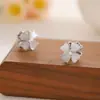 Brincos populares de trevo de quatro folhas e pedra olho de gato, design de nicho, brincos compactos, estilosos e versáteis, acessórios de ouvido frescos e elegantes