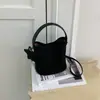 Bolso tipo cubo nuevo de estilo coreano para mujer, bolso de mano, bolso de hombro, moderno y versátil, adecuado para ir al trabajo, con un diseño único, se puede llevar como bolso de axila o bolso cruzado