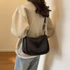 Bolso cruzado de moda casual y ligero para mujer 2023 nuevo de alta calidad diseño de nicho bolso mensajero bolso con correa ancha para el hombro